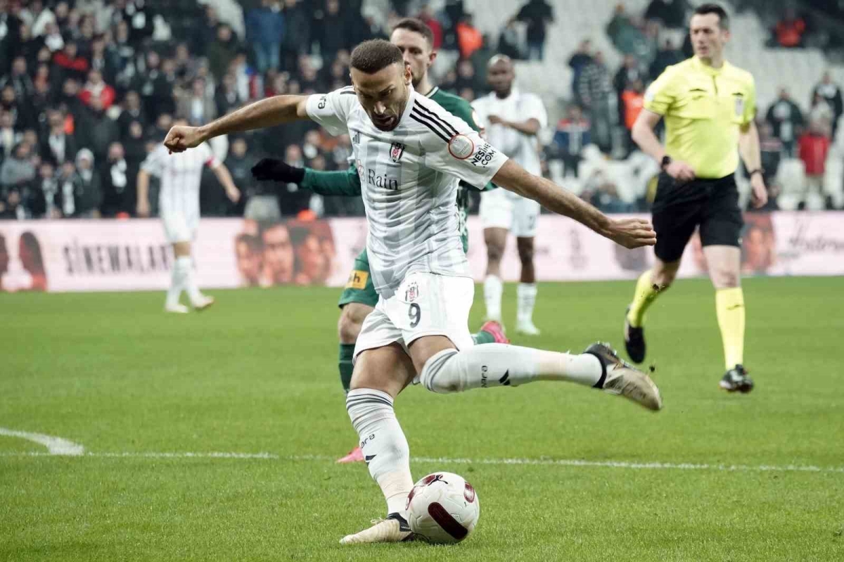 Cenk Tosun, ligde 7 maç aranın ardından golle tanıştı
