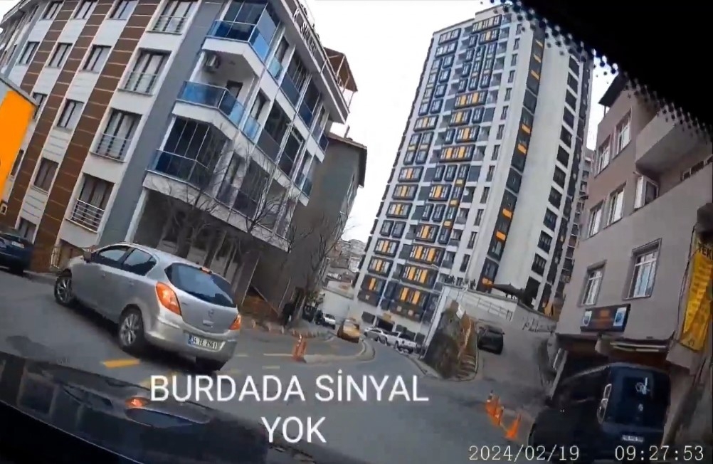 İstanbul’da “eşime neden selektör yaptın” tartışması kamerada: Kadın sürücünün eşi takip edip tehdit etti
