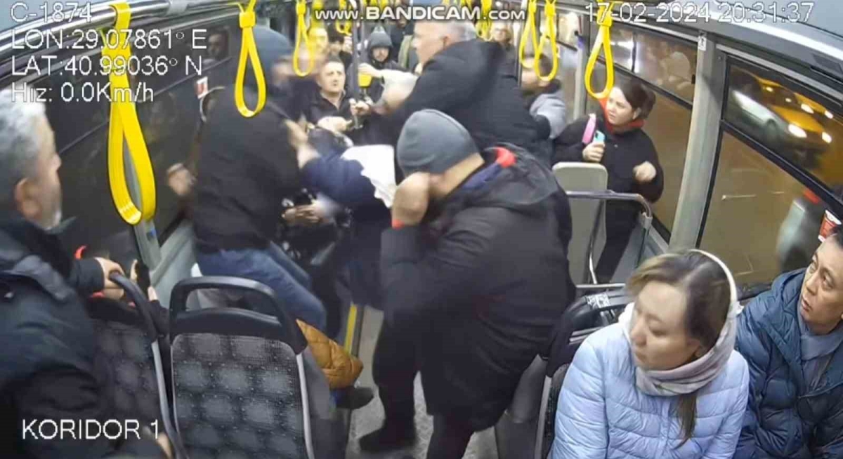 Otobüste yer isteyen kadına yumruklu saldırı kamerada

