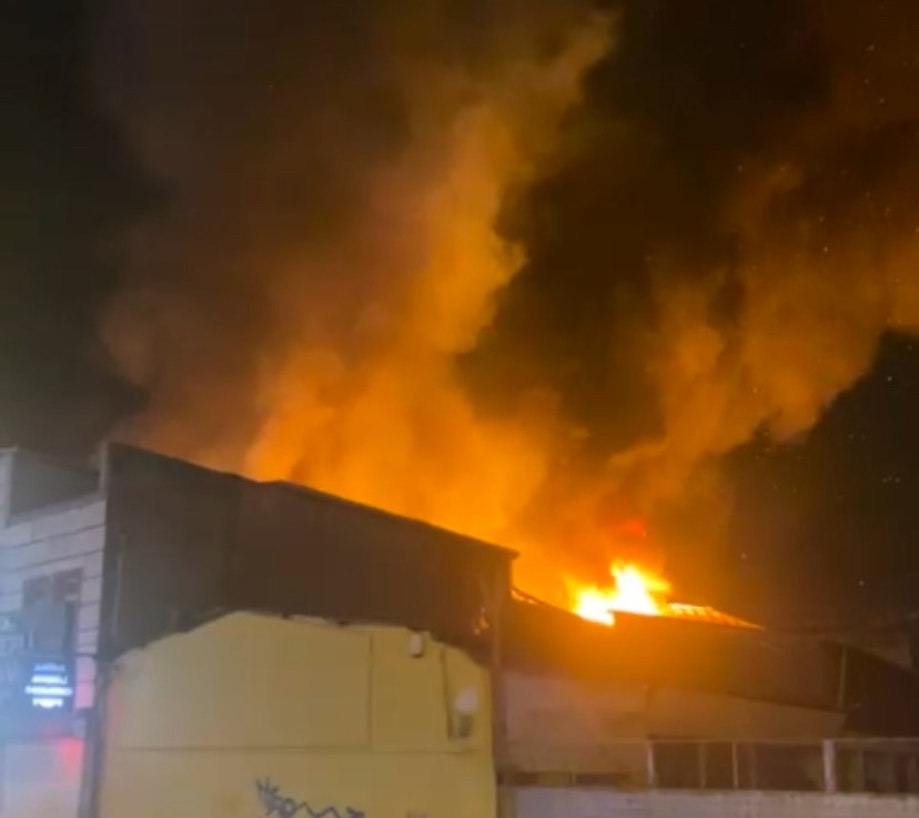 Gaziosmanpaşa’da 2 katlı iş yeri alev alev yandı
