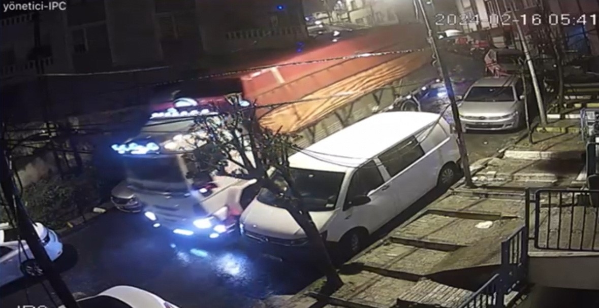 İstanbul’da kamyon 10 araca çarpıp direği devrildi: O anlar kamerada
