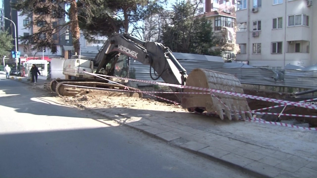 Kadıköy’de önlem alınmayan inşaat alanı tehlike saçıyor
