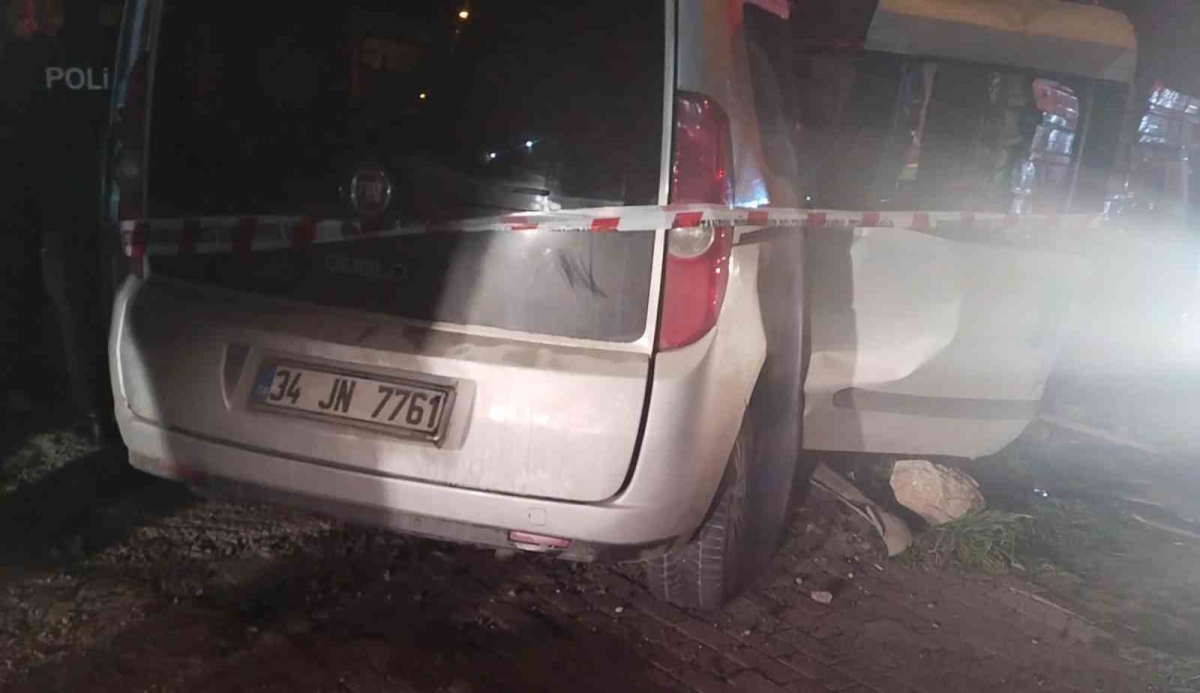 Kartal’da otomobil inşaat alanına girdi: 3 yaralı
