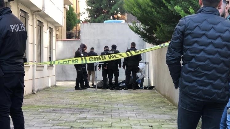 Maltepe’de apartmanın 4’üncü katından düşen kişi hayatını kaybetti
