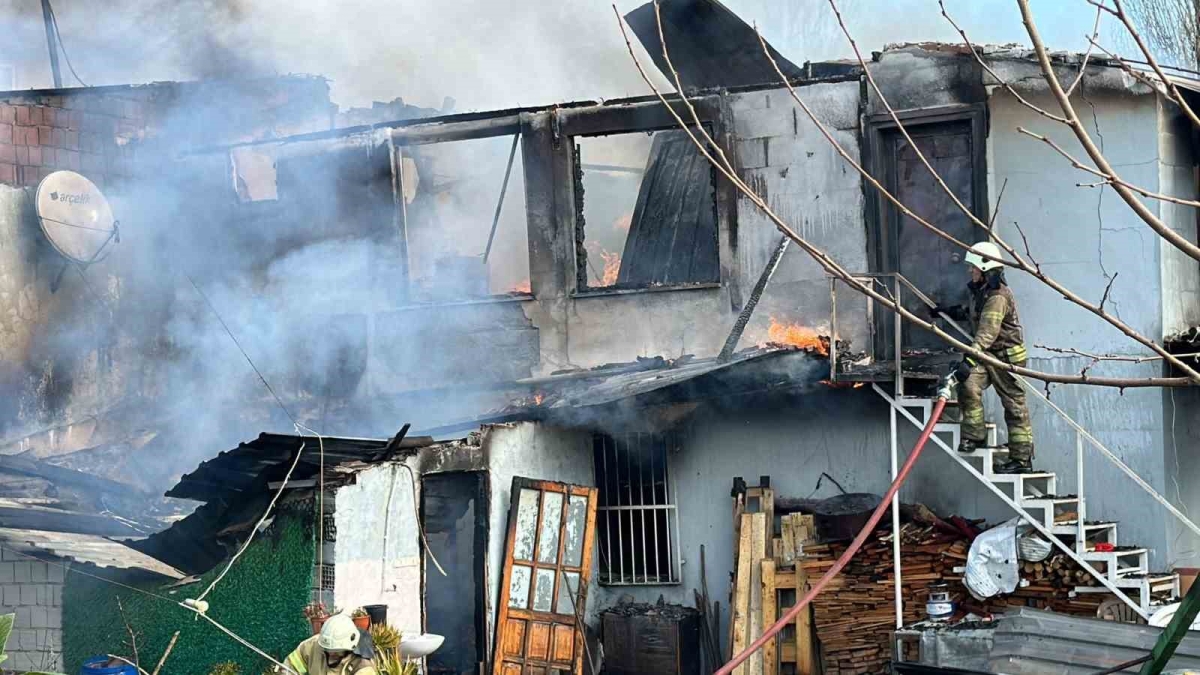 Ataşehir’de 2 katlı ev alev alev yandı
