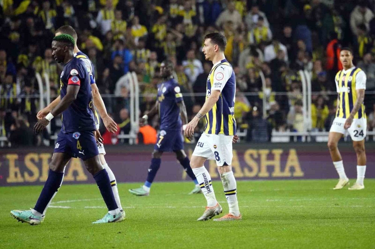 Trendyol Süper Lig: Fenerbahçe: 0 - Kasımpaşa: 0 (İlk yarı)
