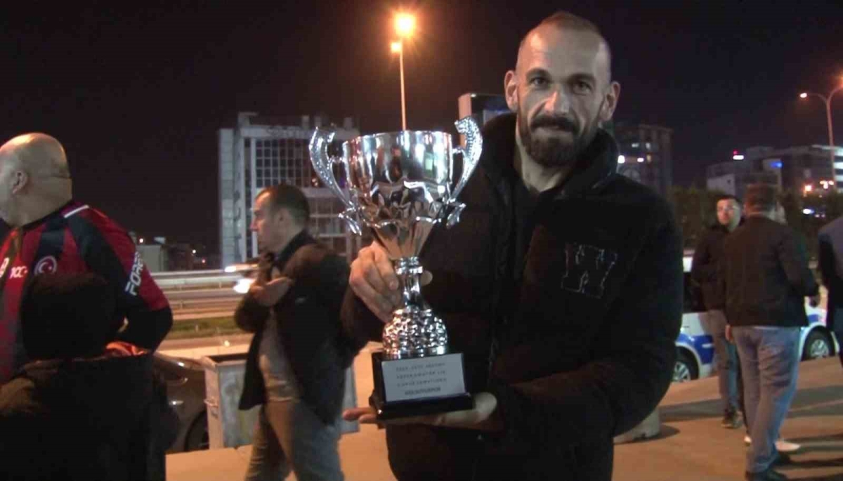 Süper Amatör Lig’de grup şampiyonu olan Gülsuyuspor’da taraftarlardan şampiyonluk kutlaması
