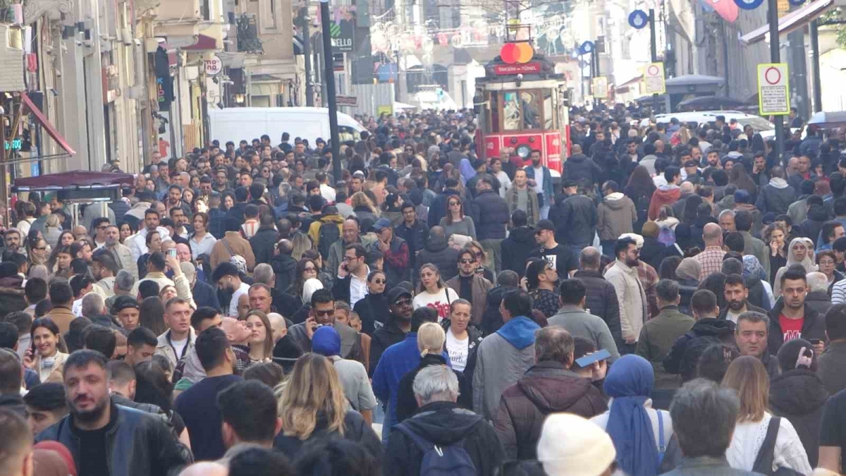 Şubat ayında güneşli ve sıcak havayı fırsat bilenler Taksim’e akın etti
