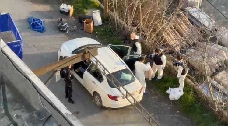 Sultangazi’de otomobilinin içinde silahlı saldırıya uğrayan şahıs hayatını kaybetti
