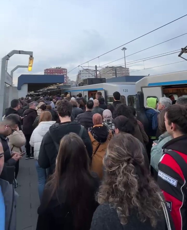 İstanbul’da metro bozuldu, vatandaşlar yolda kaldı
