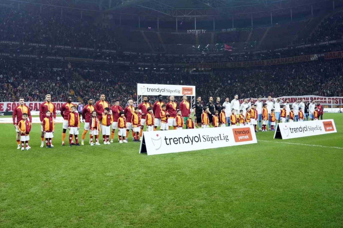 Trendyol Süper Lig: Galatasaray: 1 - Antalyaspor: 0 (Maç devam ediyor)
