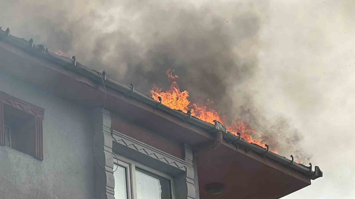 Gaziosmanpaşa’da alevli çatı yangını mahalleliyi sokağa döktü: Çatı yanarken balkonda sigara içti
