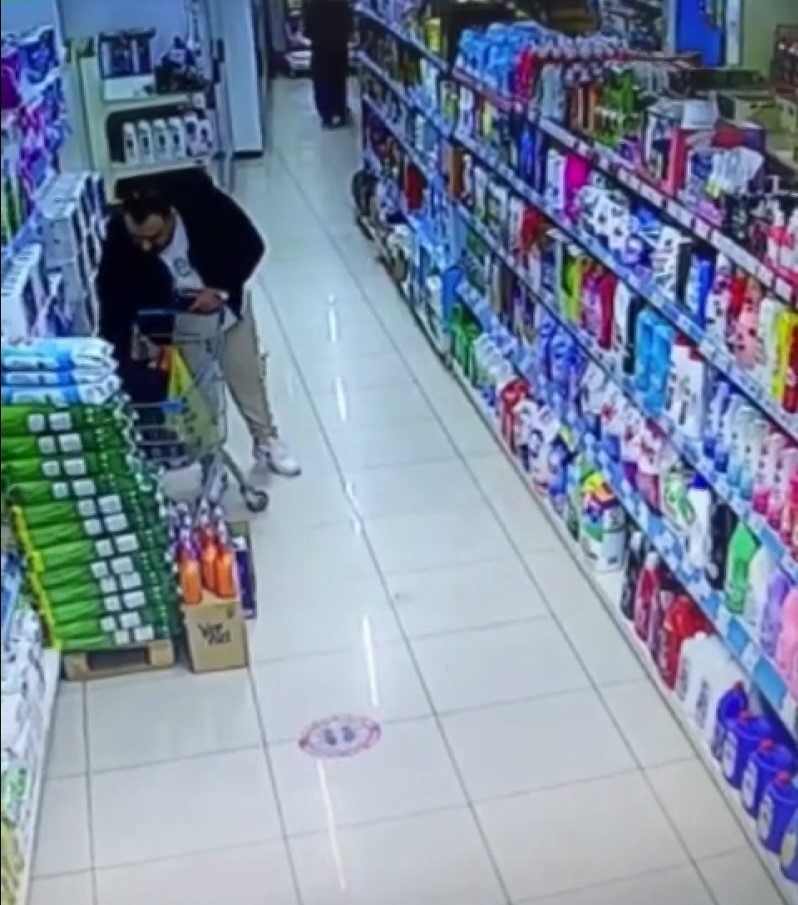 Maltepe’de deodorant hırsızlığı kamerada
