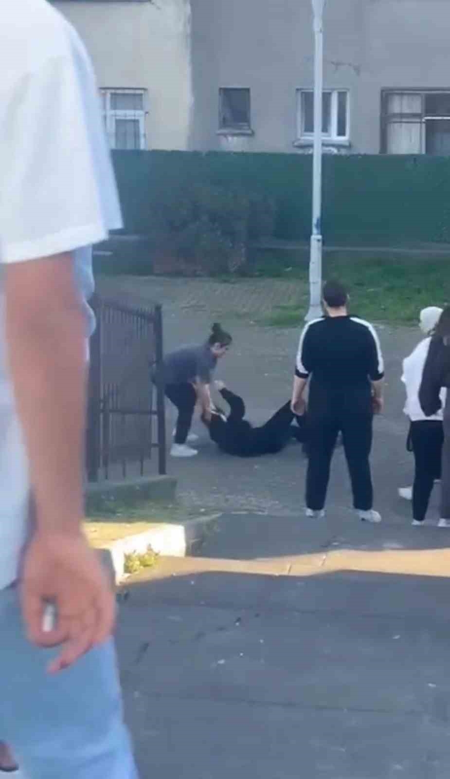 İstanbul’da genç kızların sevgili kavgası kamerada: Erkekler ayırmak yerine kayda alıp küfretti
