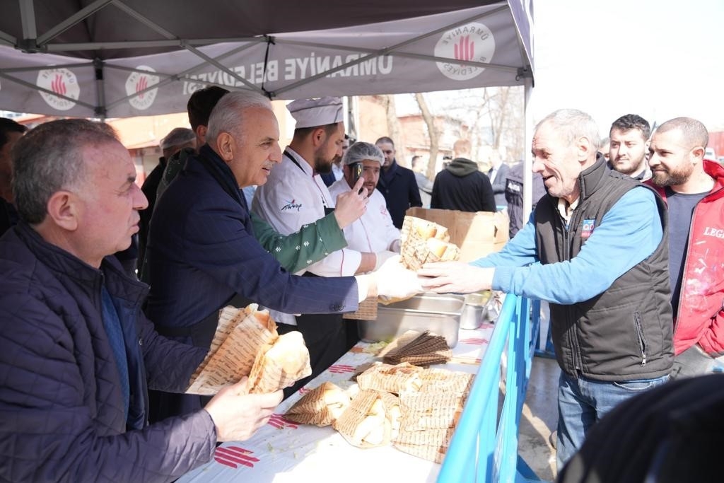 Ümraniye Belediye Başkanı Yıldırım, sanayi esnafına balık ekmek dağıttı
