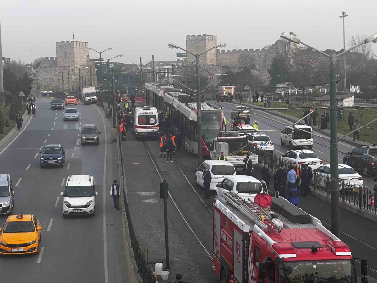 Topkapı’da feci kaza: Tramvayın altında kalan şahıs hayatını kaybetti

