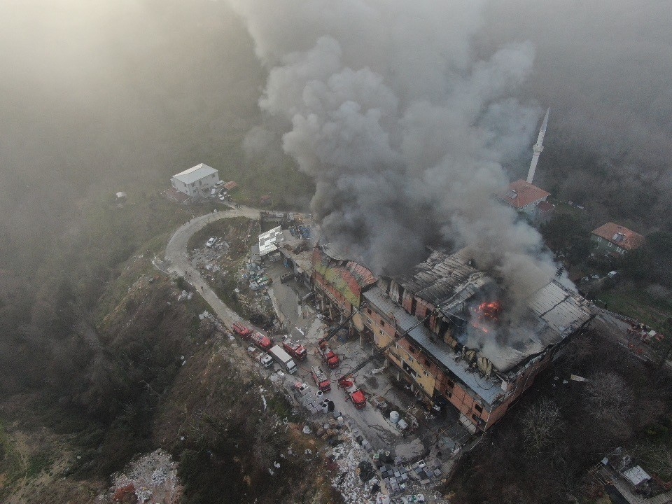 Beykoz’da fabrika yangını: Ekiplerin yangına müdahalesi sürüyor
