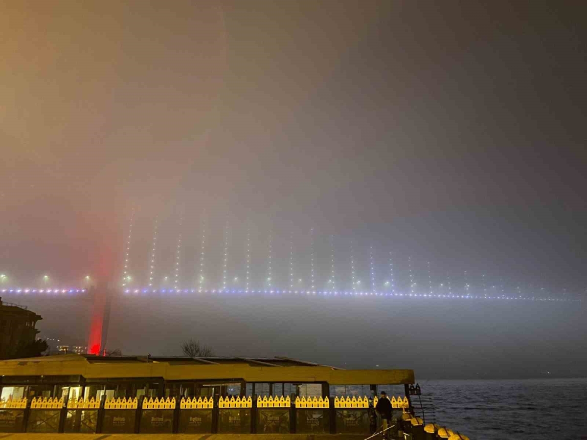 İstanbul Boğazı’nda yoğun sis: 15 Temmuz Şehitler Köprüsü ve FSM Köprüsü sise gömüldü
