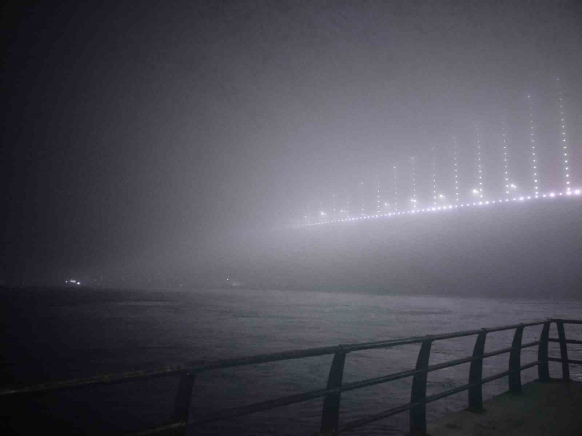 İstanbul’da yoğun sis: Göz gözü görmedi
