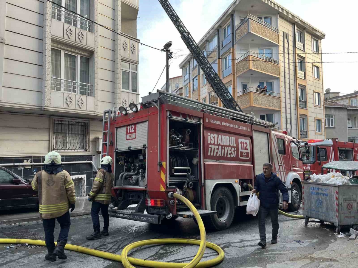 Esenyurt’ta 5 katlı binanın çatısında yangın
