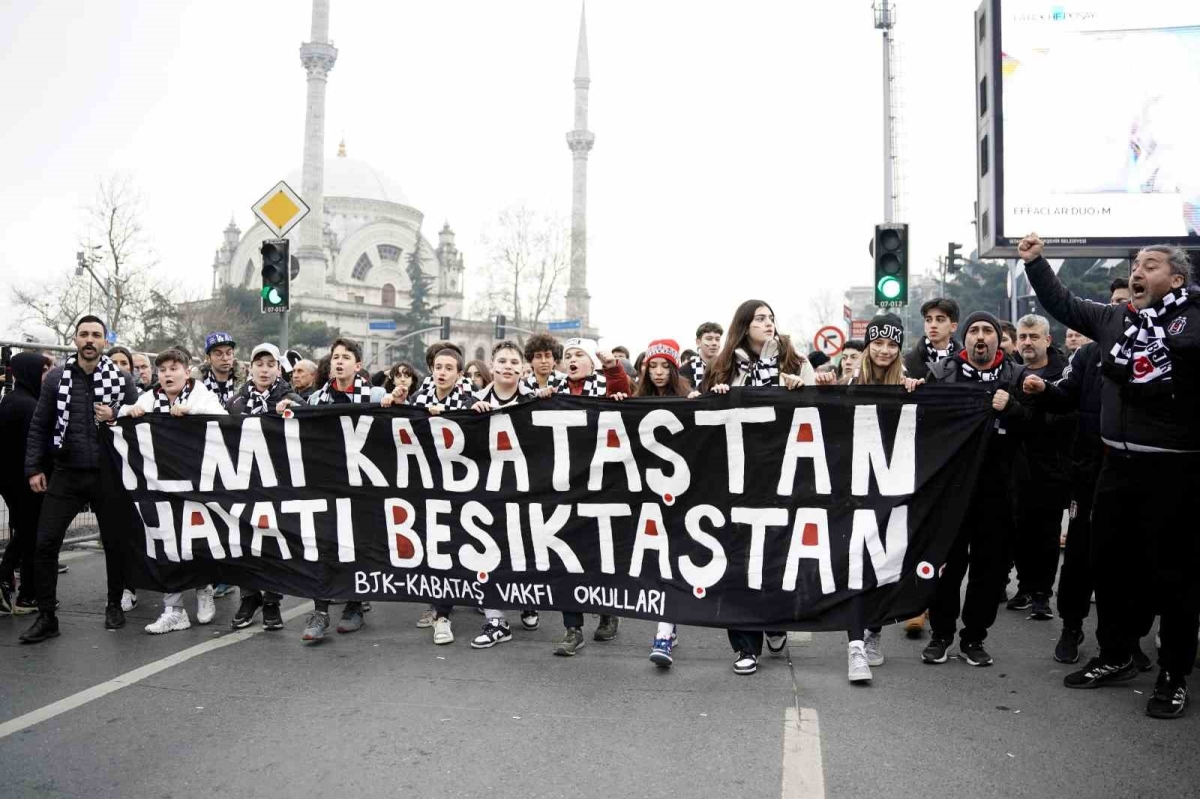 Beşiktaş taraftarından derbide takımlarına büyük destek
