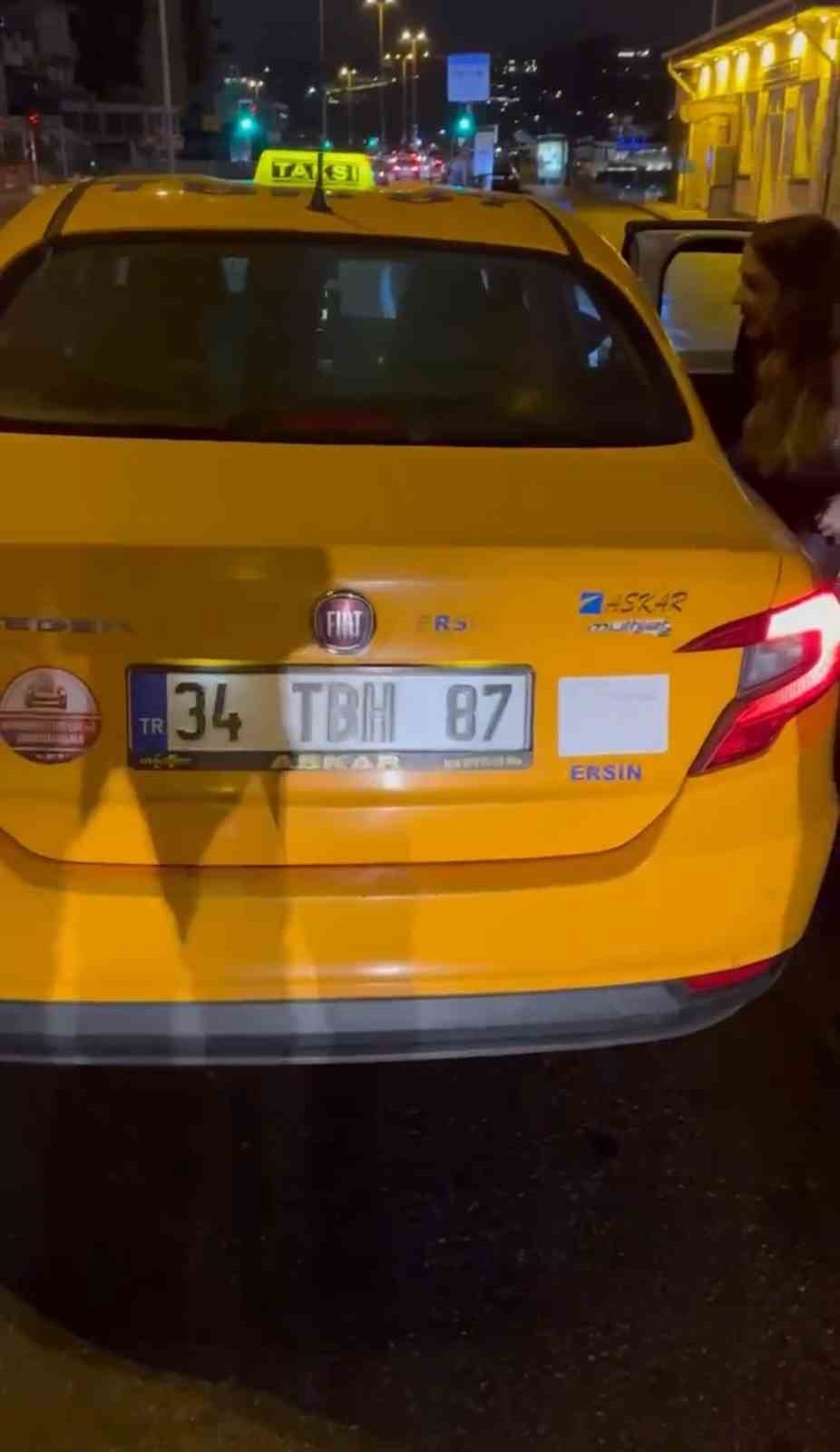 İstanbul’da taksi krizleri kamerada: Sürücü taksimetre açmayıp bin lira istedi, yolcu ise ücreti ödemedi
