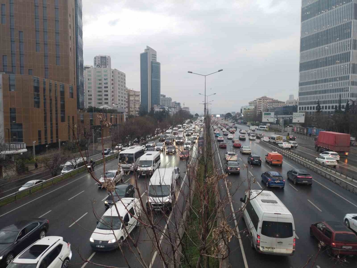 İstanbul’da trafik yoğunluğu yüzde 83’e ulaştı
