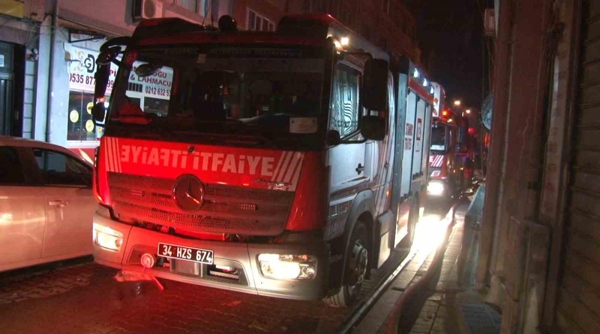 Fatih’te 5 katlı binanın çatısında korkutan yangın

