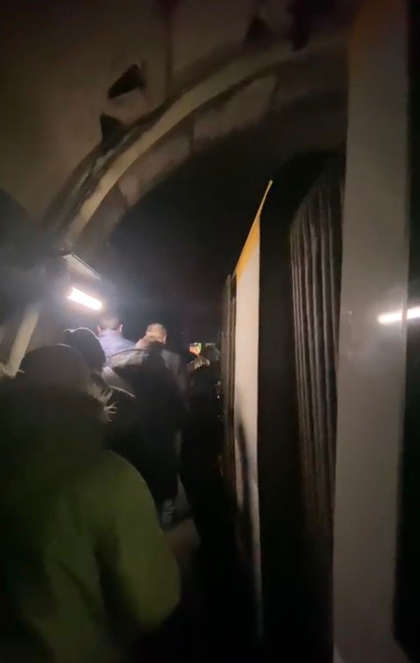 Üsküdar - Çekmeköy metro hattında seferler yapılamadı, vatandaşlar tünelde inip istasyona yürüdü
