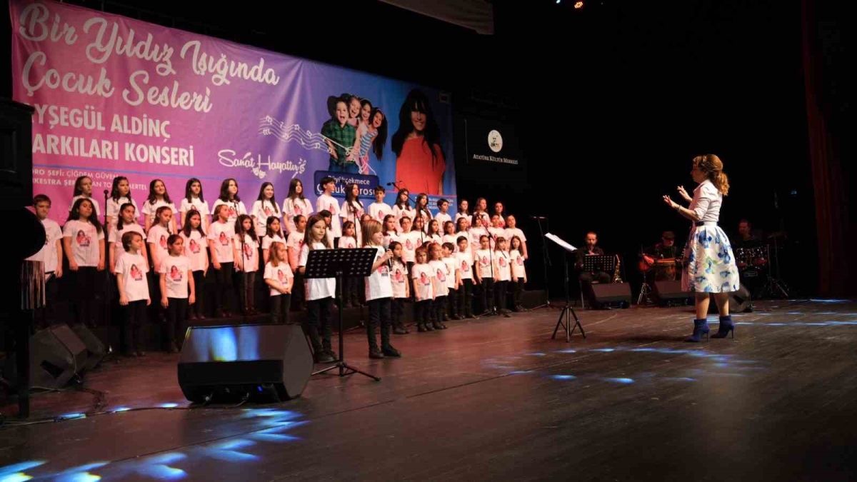 Ayşegül Aldinç, Çocuk Korosu ile birlikte kendi şarkılarını söyledi
