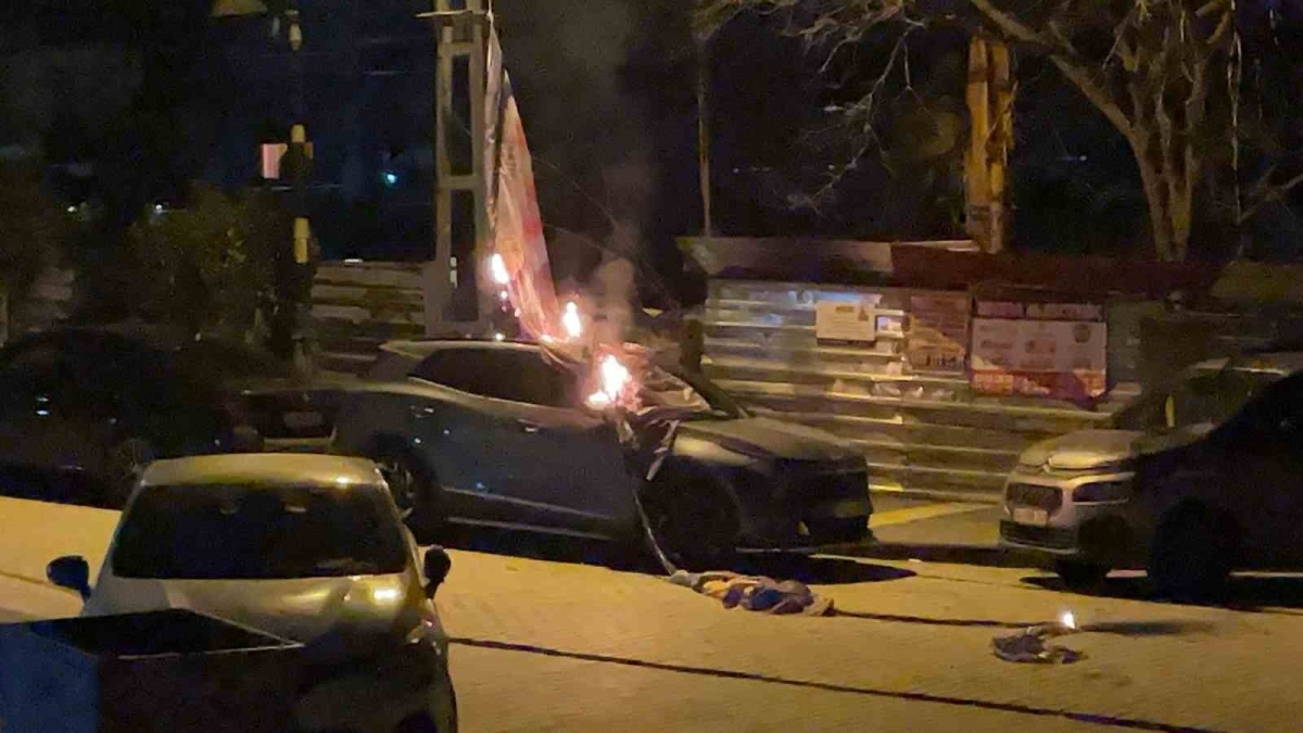 Maltepe’de seçim bayrağı asılan elektrik kablosu düştü, lüks araç yandı
