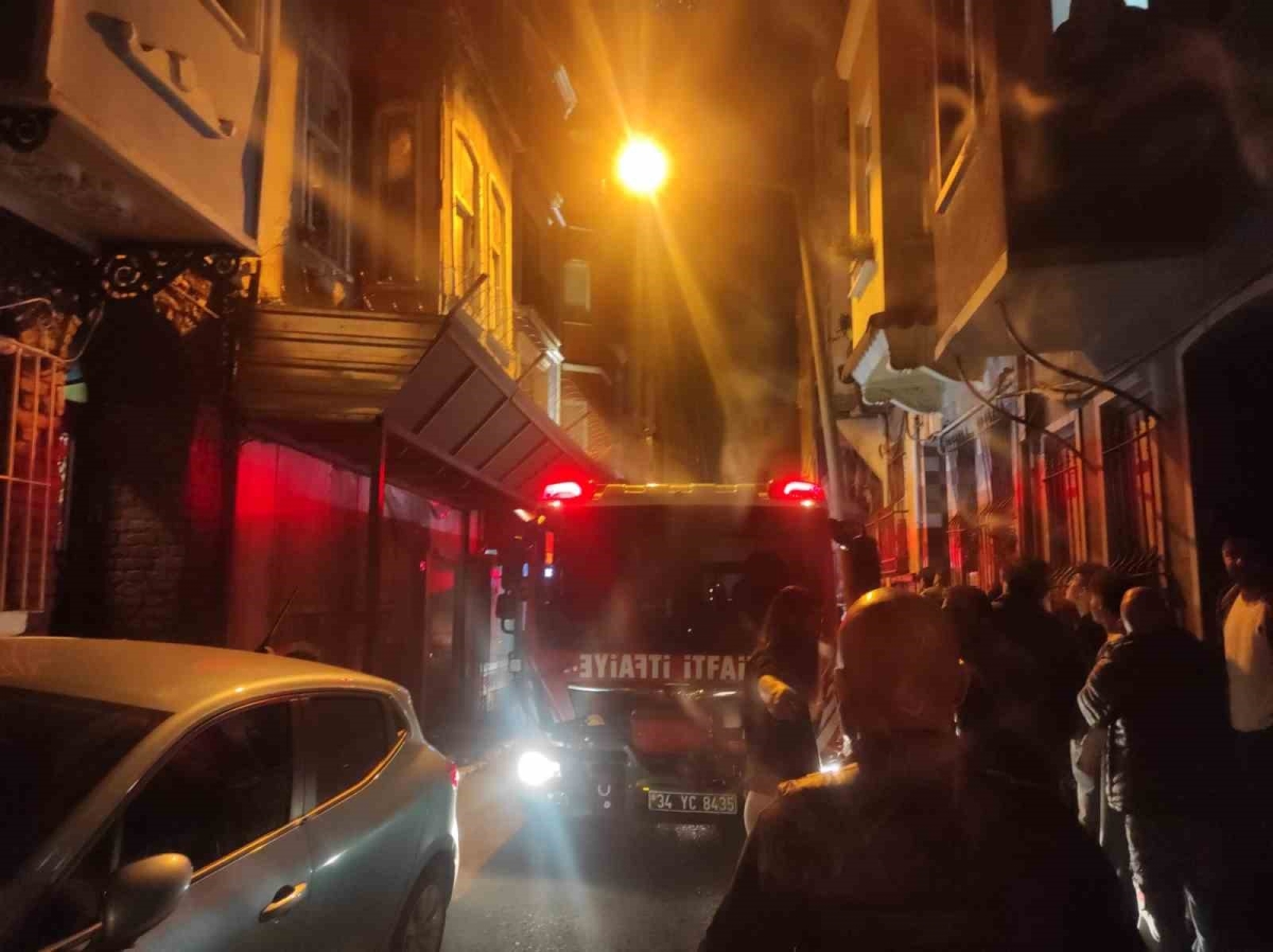 Beyoğlu’nda 4 katlı bina alev alev yandı: 1 ölü
