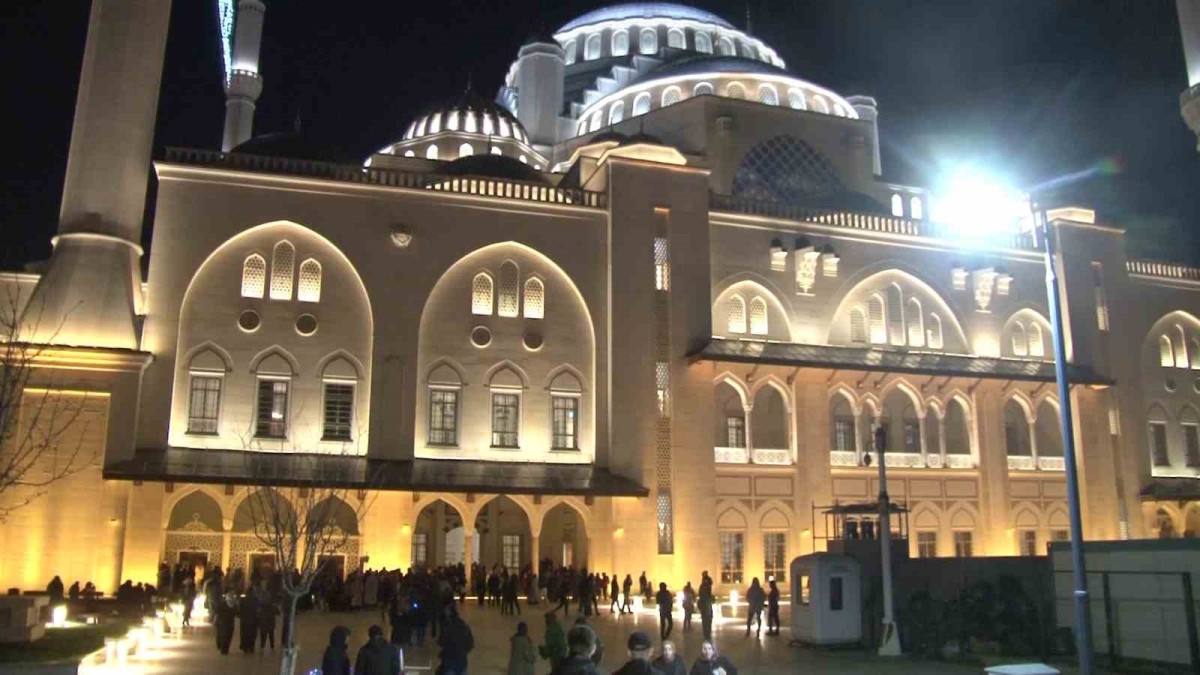 Ramazan ayının ilk teravih namazı Büyük Çamlıca Camii’nde kılındı
