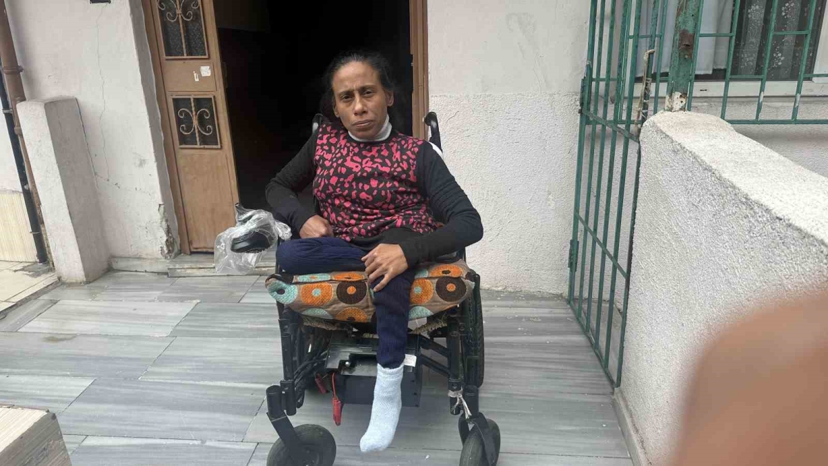 İstanbul’da bekçilerden insanlık örneği kamerada: Bedensel engelli kadını evine kadar taşıdılar
