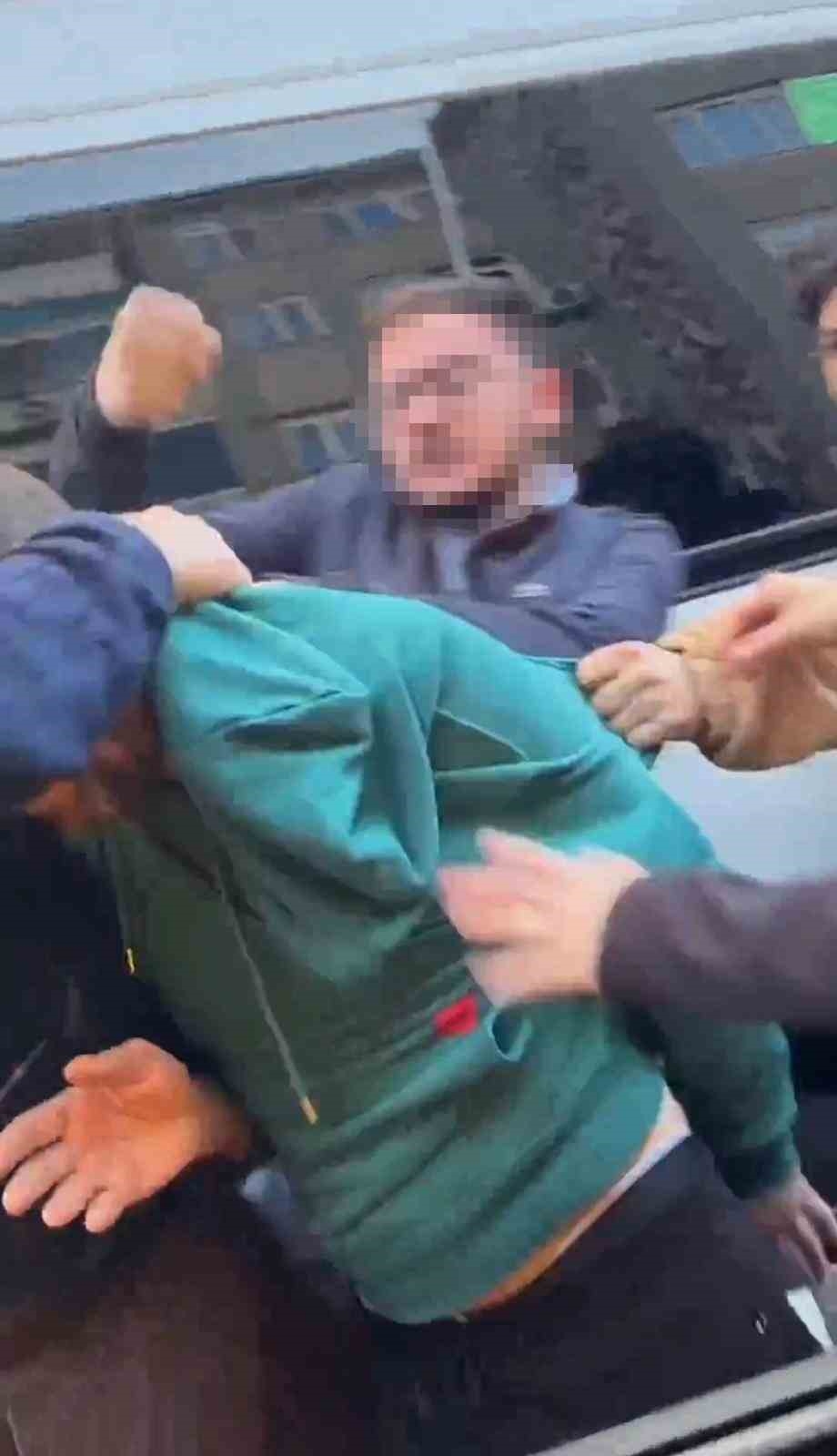 İstanbul’da trafikte yumruklu yol verme kavgaları kamerada: Kadınla tartışınca dayak yedi
