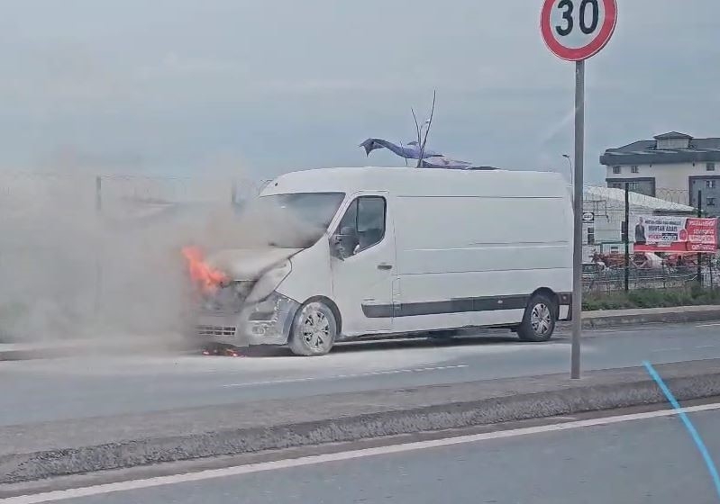 Arnavutköy’de seyir halindeki ticari araç alev alev yandı
