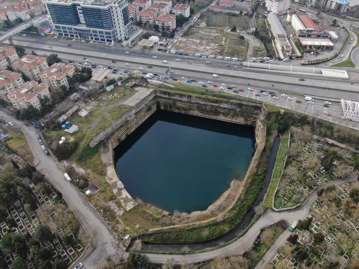 Kadıköy’de su dolan inşaat sahasını 