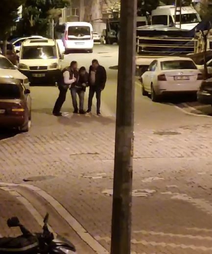 Sahur vakti sokakta bağıran alkollü şahsılara vatandaşlar pet şişe fırlattı
