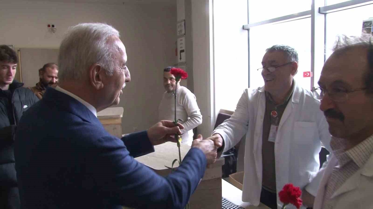 Ümraniye Belediye Başkanı Yıldırım sağlık çalışanlarının Tıp Bayramı’nı kutladı

