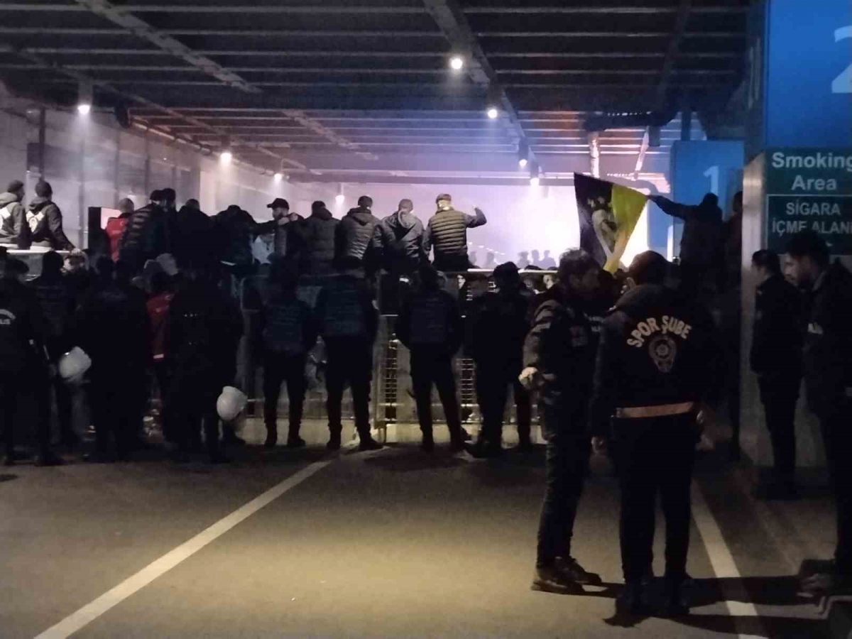 Fenerbahçeli taraftarlar Sabiha Gökçen Havalimanı’nda toplanmaya başladı
