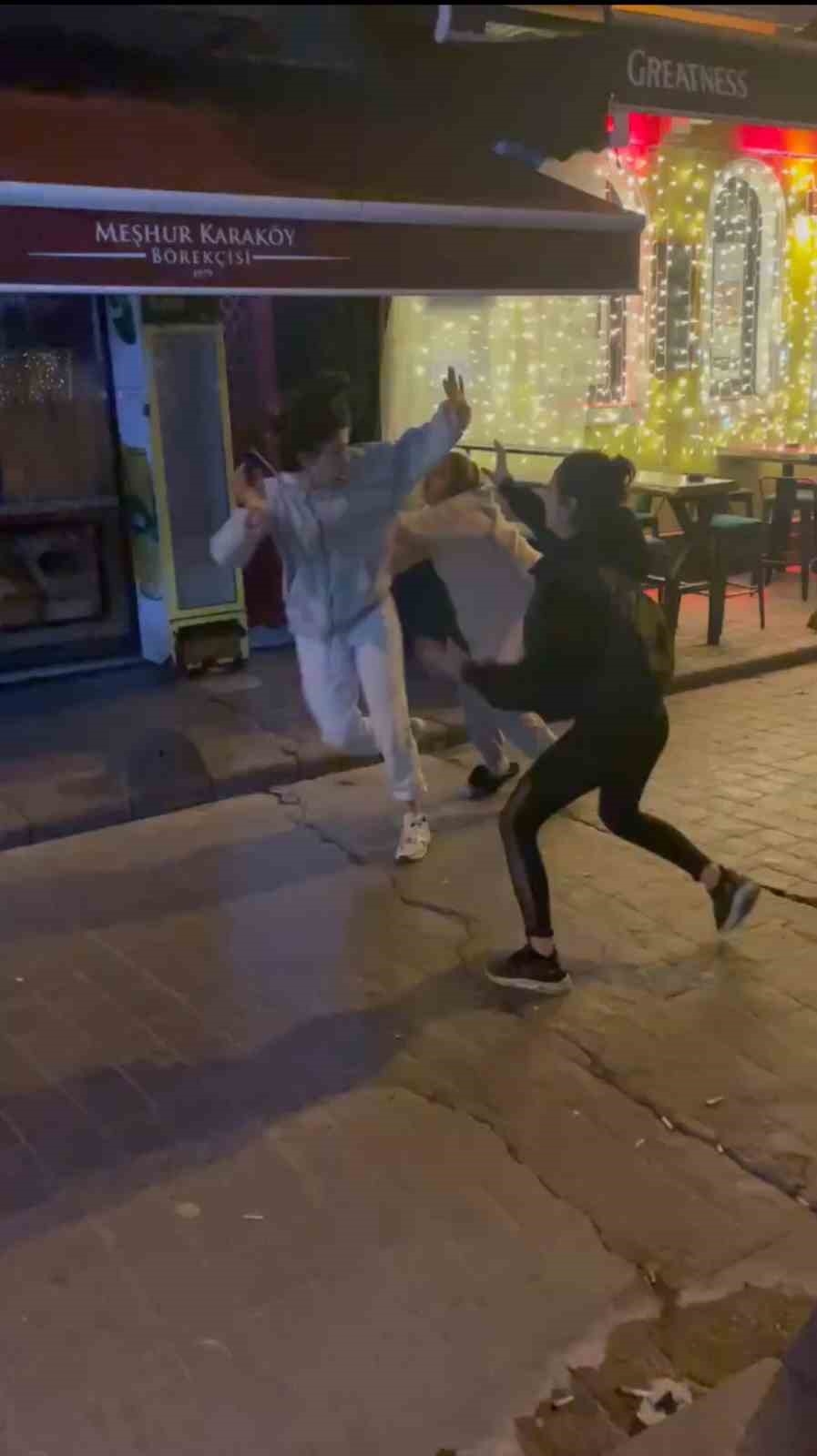 Taksim’de sevgilisini başkasıyla yakalayan kadın ortalığı birbirine kattı: Kavgaya erkekler müdahale etti
