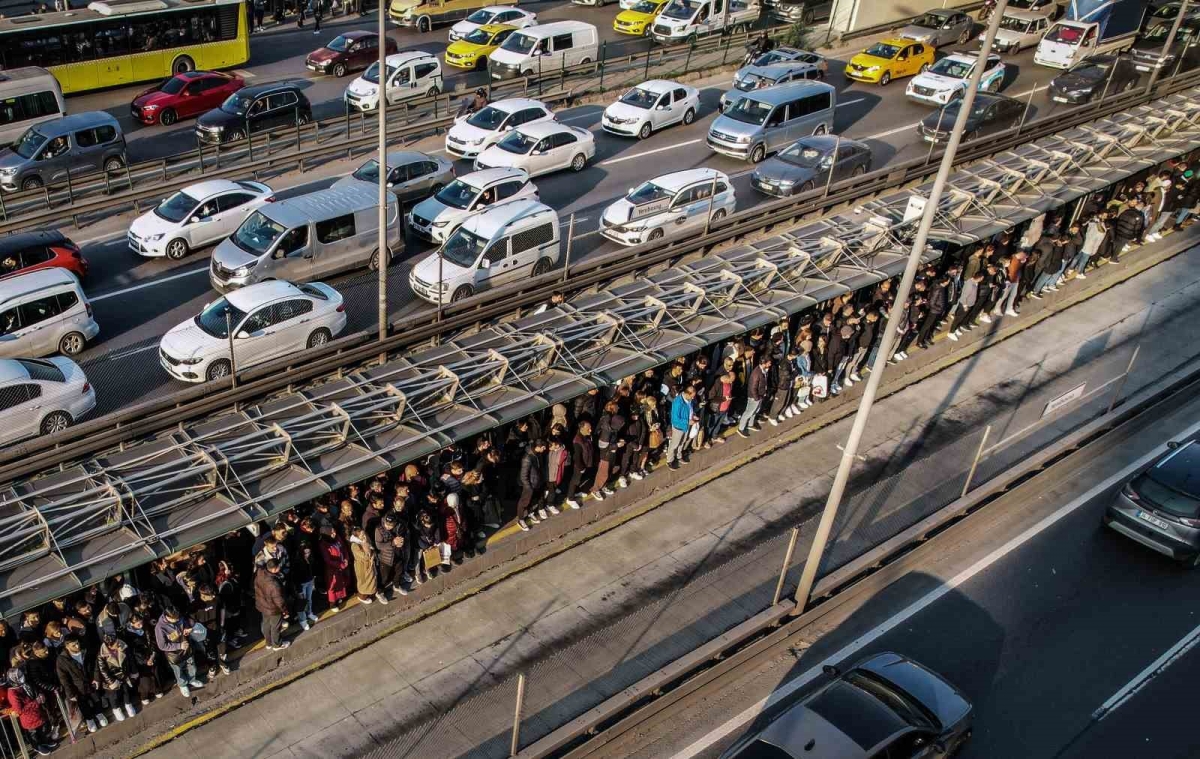 İstanbul’da metrobüs kuyruğundaki zorlu yolculuklar devam ediyor
