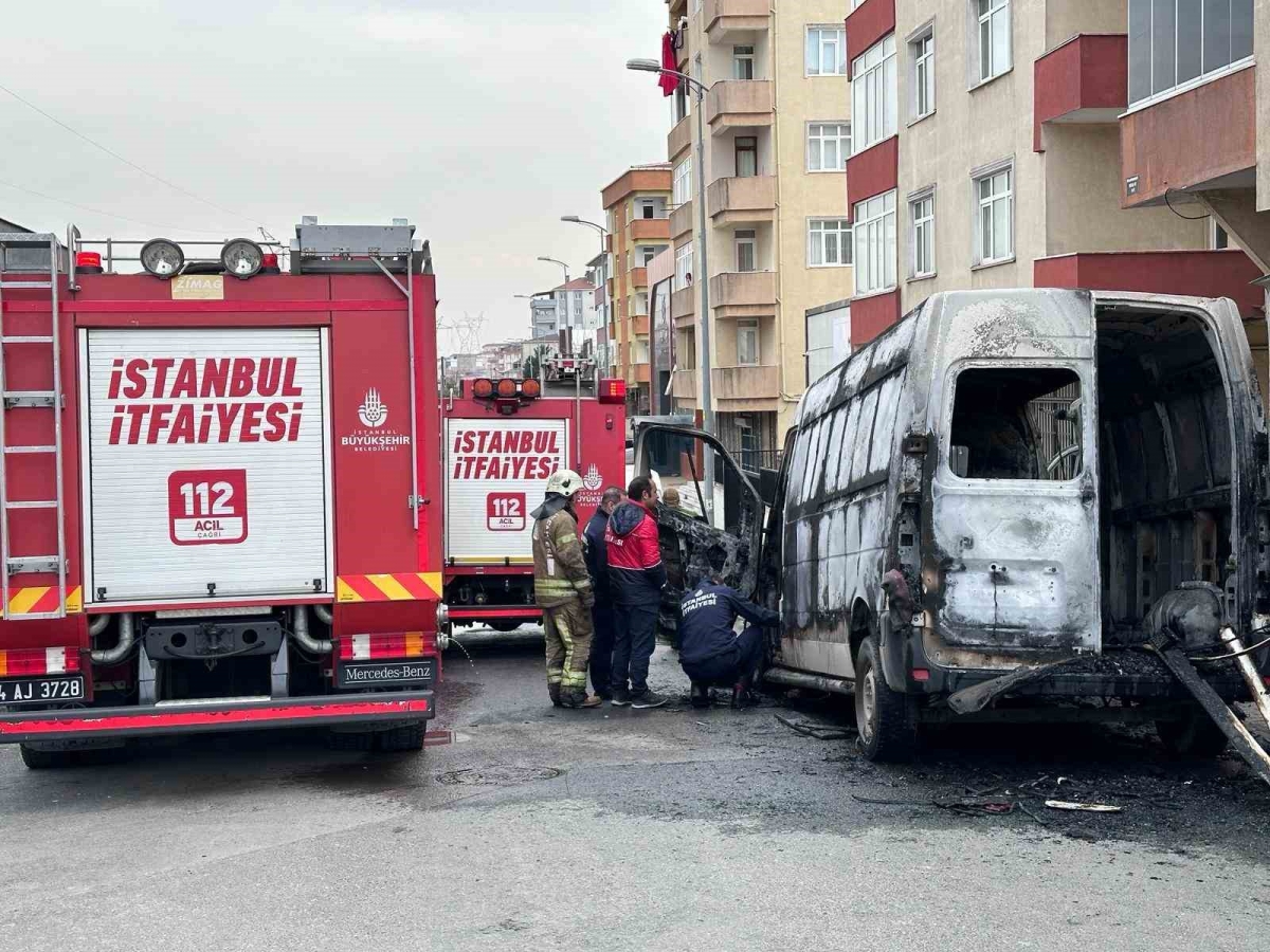 Ataşehir’de vatandaşlar kaputu açtı, aracı alevler sardı
