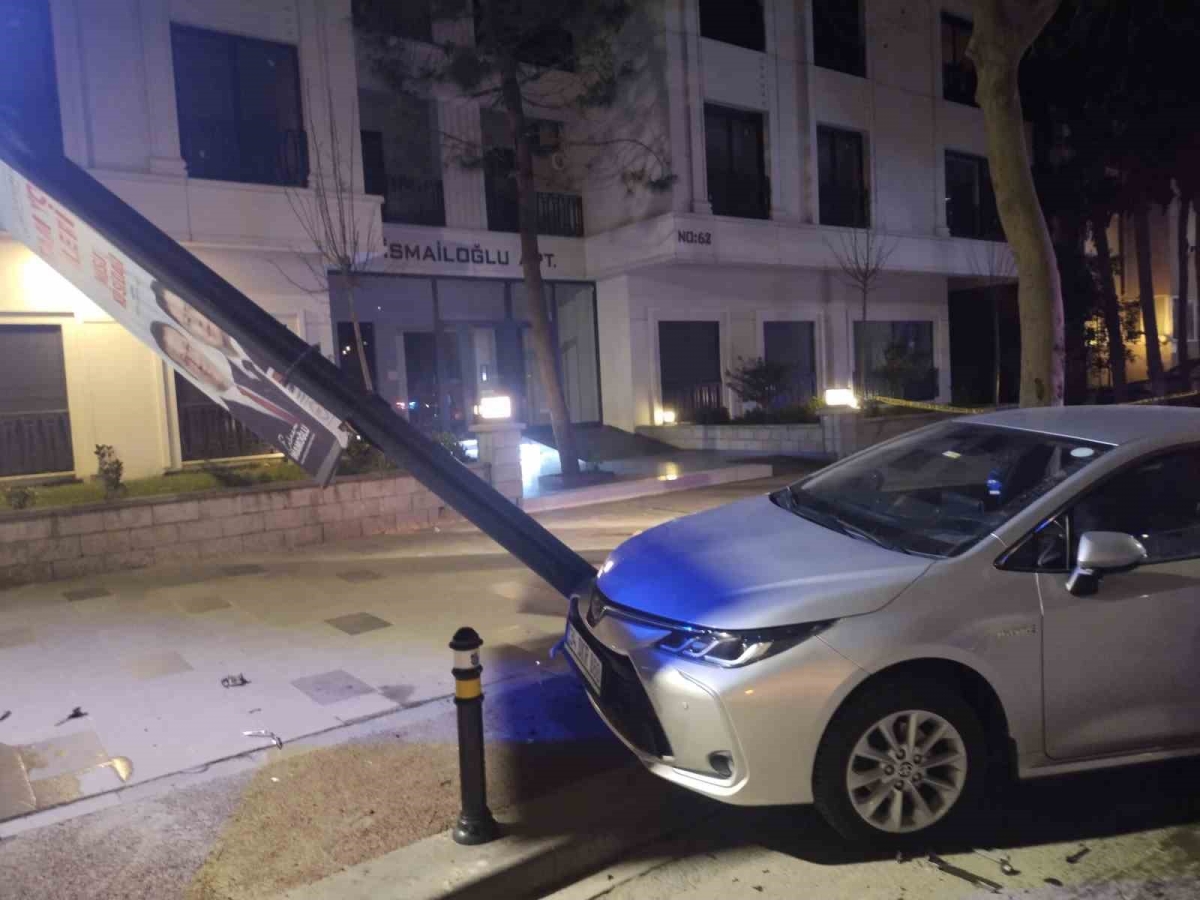 Kadıköy’de kontrolden çıkan araç park halindeki otomobile çarptı: 2 yaralı
