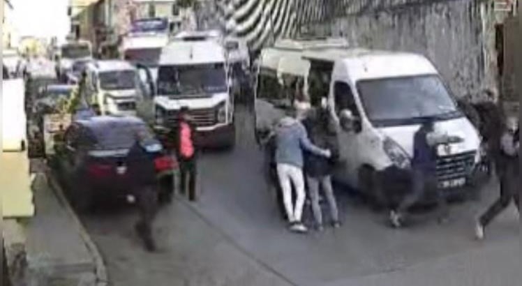 İstanbul’da levye ile saldırıya uğrayan servis şoförü o anları anlattı: Baba ve oğlu tarafından saldırıya uğramış
