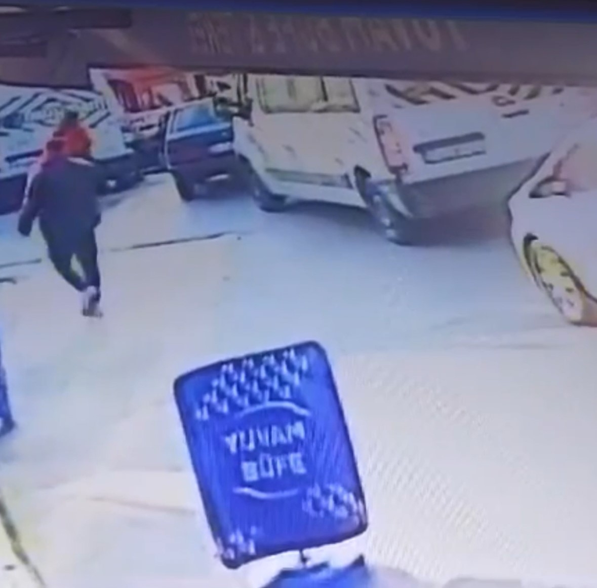 İstanbul’da levyeli trafik kavgasında yeni görüntüler: Servis şoförü otomobile çarpıp adamın üstüne yürümüş
