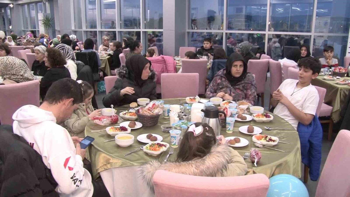 Yetim çocuklar, Tuzla’da düzenlenen iftar programında bir araya geldi
