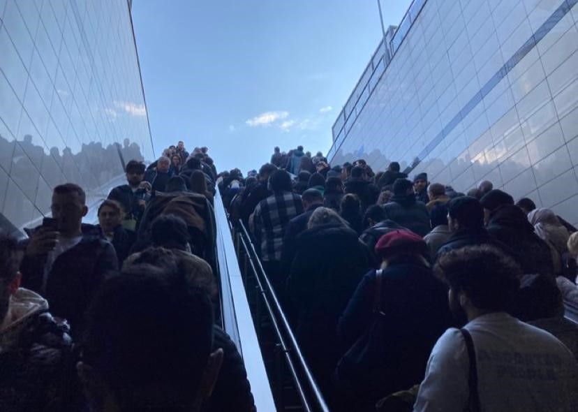 Altunizade’de metrobüs arızası: Durakta insan seli oluştu

