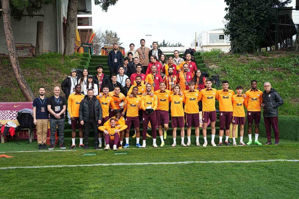 Galatasaray Fan Token sahibi taraftarlar, Florya’da futbolcularla bir araya geldi

