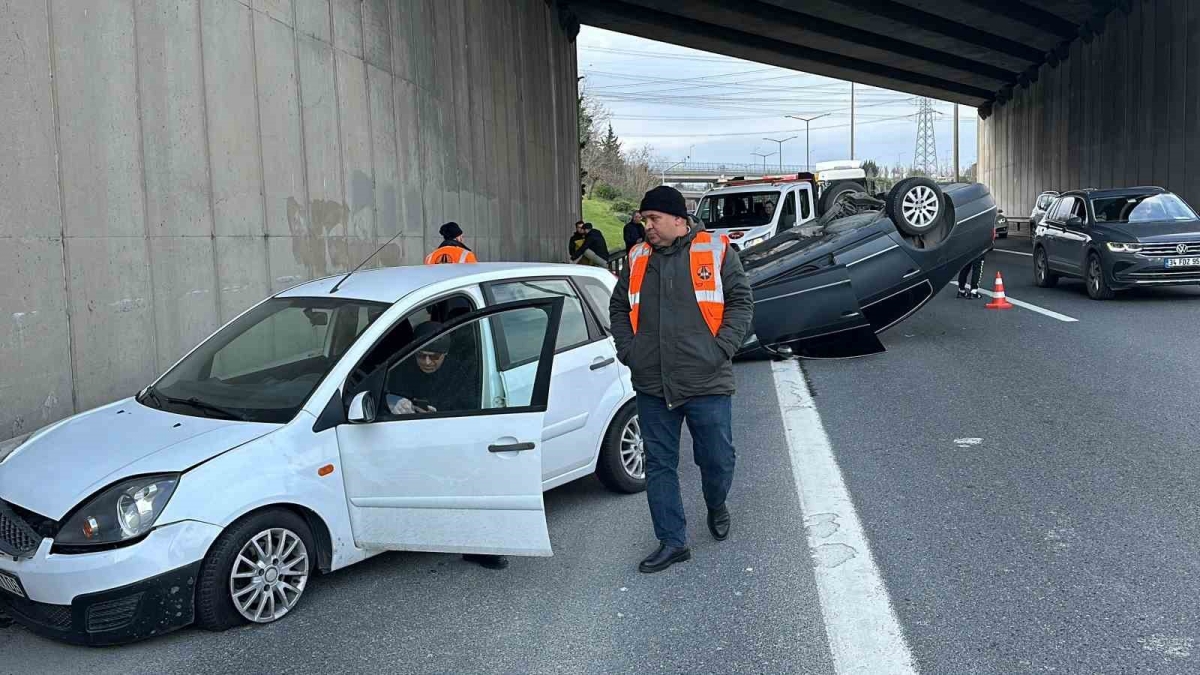 TEM Otoyolu’nda iki otomobile çarpan araç takla attı
